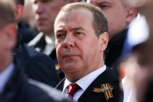 Ucraina, Medvedev attacca: “Biden? Nonno con demenza. Per Macron decadimento cerebrale”