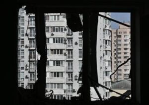 Ucraina-Russia, ancora droni contro Kiev: palazzo incendiato