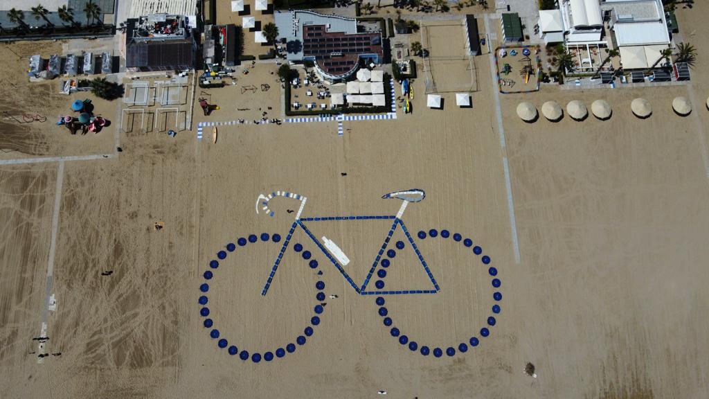 Roseto, passaggio del Giro d'Italia. Realizzata una bicicletta gigante