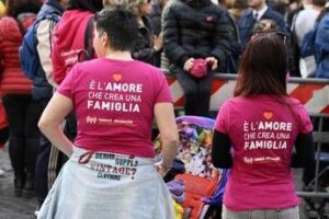 Fecondazione, Consulta: “Entrambe le madri possono riconoscere figlio alla nascita”