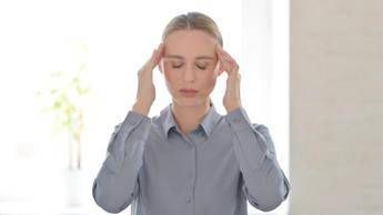 Mal di testa in vacanza, ecco perché succede. I consigli dell’esperta