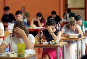 Maturità 2026, la traccia di attualità svelata dall’Ia: ecco i ‘temi’ secondo Chat Gpt, Gemini e Claude Ai