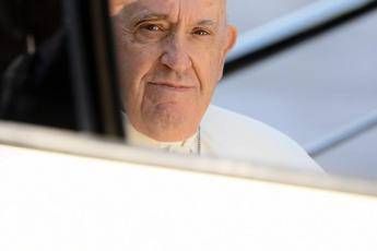 Papa Francesco ricoverato al Gemelli per la bronchite: “Necessari accertamenti”