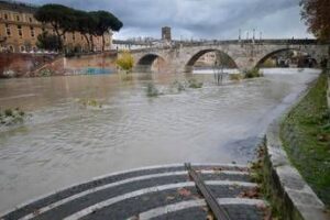 Roma, Gualtieri ci riprova: “Entro 5 anni potremo fare il bagno nel Tevere”
