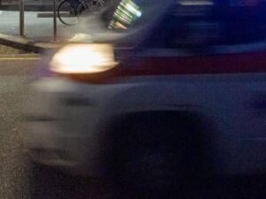 Roma, auto finisce contro albero e si ribalta: morto 21enne, ferita 16enne