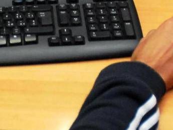 Usa, genitori di un 16enne fanno causa a OpenAi: “ChatGpt lo ha incoraggiato a suicidarsi”