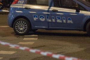 Agguato a Napoli: gambizzato 18enne, ferita per errore una donna