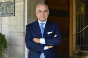 Covid Italia, Vaia: “Nuovi casi rallentano, impatto su ospedali irrilevante. No a misure straordinarie”