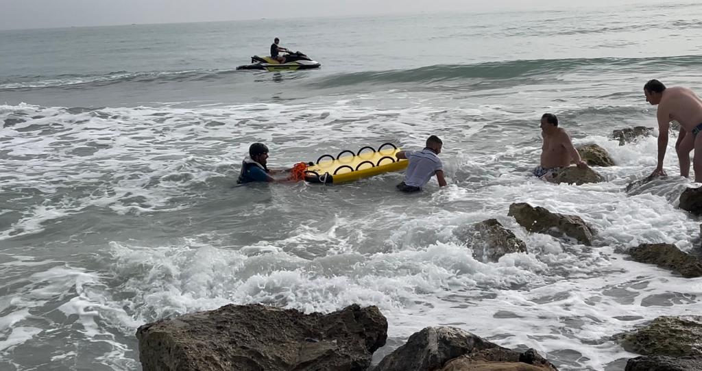 Bloccati sugli scogli. Due bagnanti recuperati dalla guardia costiera