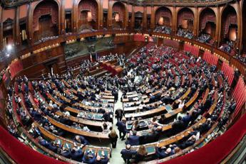 Lavoro, maggioranza senza numeri in commissione: proteste opposizioni
