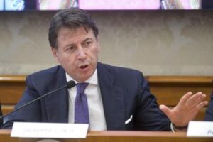 Ucraina, Conte: “Se fossi al governo, stop armi a Kiev”