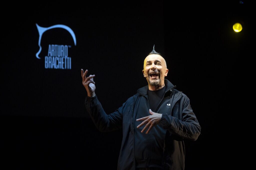 Teramo, Brachetti fa il pieno di applausi. Stasera musica e concorso “miss e mister Interamnia"