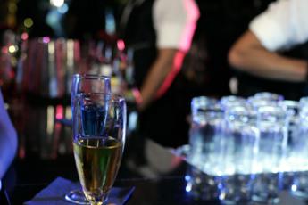 Alcol, in Italia 1,3 mln 11-25enni bevitori a rischio: 620mila sono under 18
