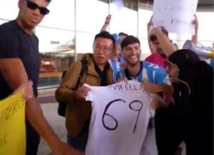 Calciomercato, club non compra nessuno: i turisti accolti come campioni – Video