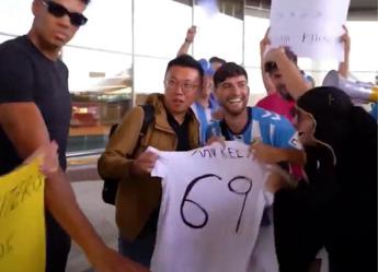 Calciomercato, club non compra nessuno: i turisti accolti come campioni – Video