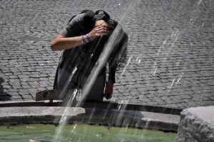 Caldo sempre peggio, oggi in Italia 14 città da bollino rosso e venerdì saranno 17