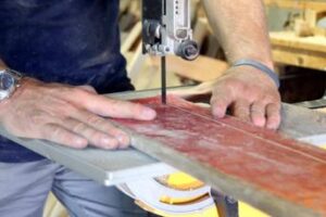 Crollo artigiani in Italia, estetisti e tatuatori scalzano calzolai e falegnami