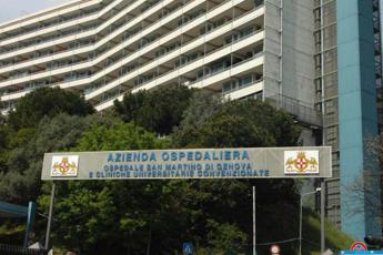 Genova, migliorano le condizioni della donna presa a sassate