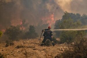 Grecia, nuovi incendi in tutto il Paese: fiamme a 15 km da Atene