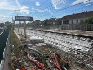Incidente ferroviario Brandizzo, riconoscimento dei corpi ancora in corso