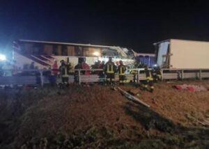 Incidente oggi A4, scontro tir-pullman: 3 feriti gravi