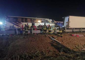 Incidente oggi A4, scontro tir-pullman: 3 feriti gravi