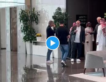 Mancini in Arabia Saudita, ct accolto con mazzo di fiori – Video