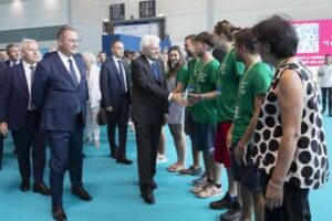 Mattarella ai giovani: “Non rinunciate a relazioni personali chiudendovi nei social”