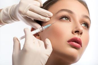 Medici estetici, ‘Barbie botox follia social, ritocco del collo assurdo’