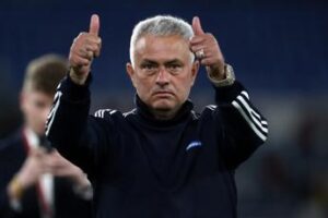 Mourinho, dagli arbitri alla rosa: la comunicazione populista che piace ai tifosi