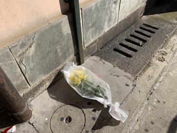 Operai investiti, fiori davanti alla stazione: “Rispetto per vittime lavoro onesto”