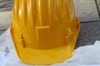 Precipita dal tetto di un capannone, morto operaio nel Napoletano