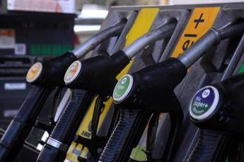 Prezzi benzina ancora in rialzo, quanto costano oggi i carburanti alla pompa