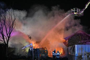 Romania, esplosioni in stazione rifornimento gas a Crevedia: un morto e decine di feriti