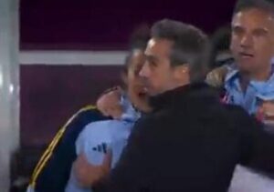 Spagna, altro scandalo: il ct tocca il seno dell’assistente – Video