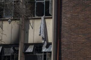 Sudafrica, palazzo in fiamme a Johannesburg: i morti sono più di 70