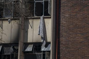 Sudafrica, palazzo in fiamme a Johannesburg: i morti sono più di 70