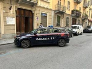 Torino, bimba cade da balcone e passante la prende al volo