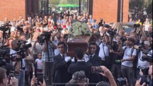 Toto Cutugno, a Milano i funerali: applausi all’arrivo del feretro