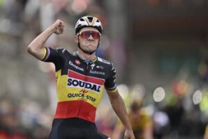 Vuelta 2023, Evenepoel vince terza tappa: caduta al traguardo – Video