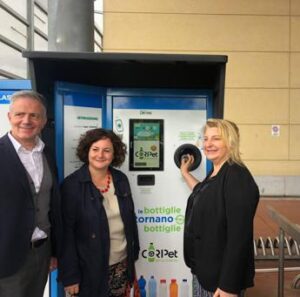 Al Centro Coop Parco*Prato parte la raccolta di bottiglie pet installato oggi un ecocompattatore