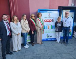 Al Coop.fi di Lastra a Signa parte la raccolta di bottiglie pet installato oggi un ecocompattatore