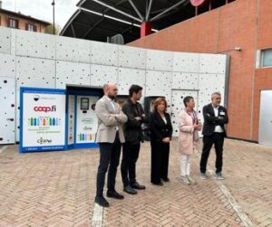 Al Coop.fi di Siena Grondaie parte la raccolta di bottiglie pet Installato oggi un ecocompattatore