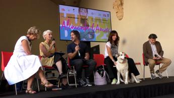 Animali, Amodio: “Nelle foto di Human Dog un racconto zooantropologico”