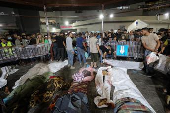 Attacco a ospedale Gaza, ministero Salute: 500 morti. Israele: “Colpito da Jihad”