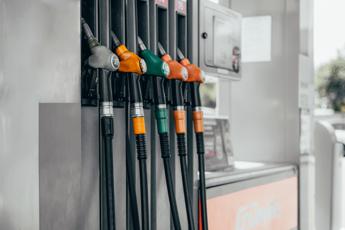 Benzina, oggi i prezzi tornano a scendere