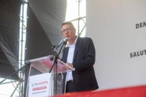 Cgil in piazza a Roma, Landini sfida governo: “Non ci fermeremo”