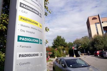 “Code e pazienti in piedi”, caos al Sacco di Milano che prepara il restyling