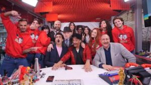 Fiorello sui fuorionda di Striscia: “Pier Silvio Berlusconi? A quell’ora guarda ‘Un posto al Sole'”