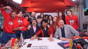 Fiorello sui fuorionda di Striscia: “Pier Silvio Berlusconi? A quell’ora guarda ‘Un posto al Sole'”